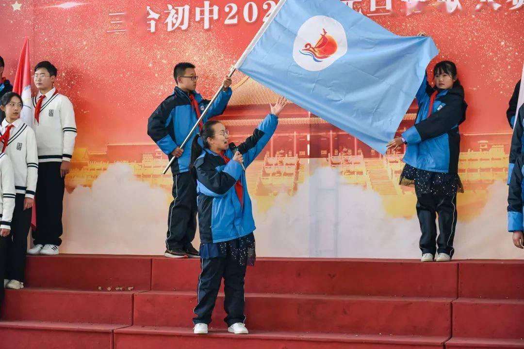 一个双子座男生只要和他对视久了，就会笑，以前经常在一起玩，现在几乎不怎么接触